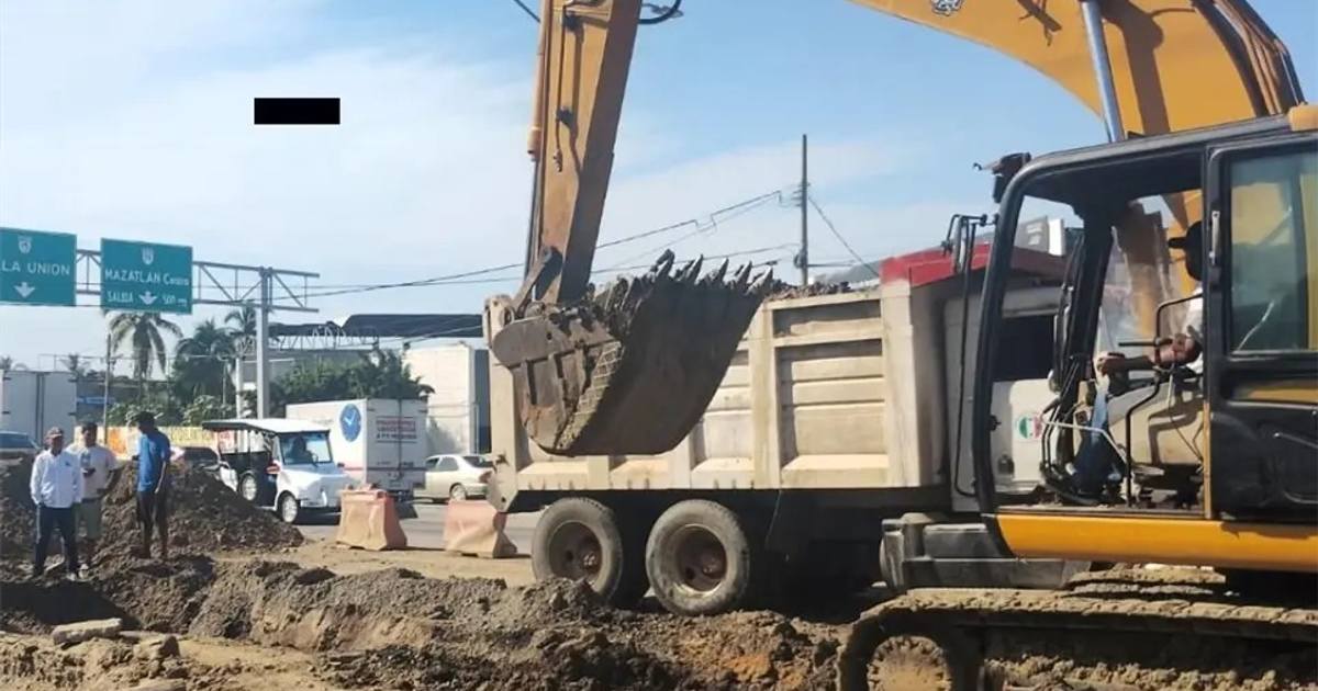 Excavadora en obra de construcción en Mazatlán durante mantenimiento de Jumapam