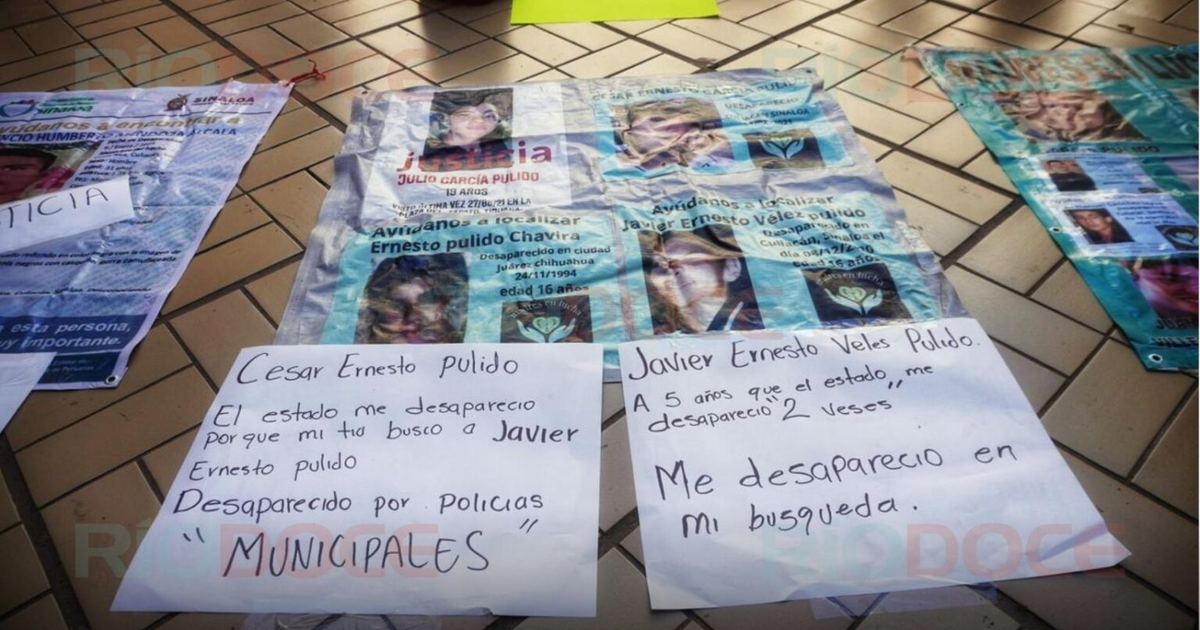 Carteles de protesta por personas desaparecidas frente al Palacio de Gobierno