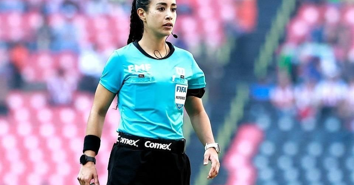 Árbitra Katia Itzel García en campo de juego con fondo de estadio