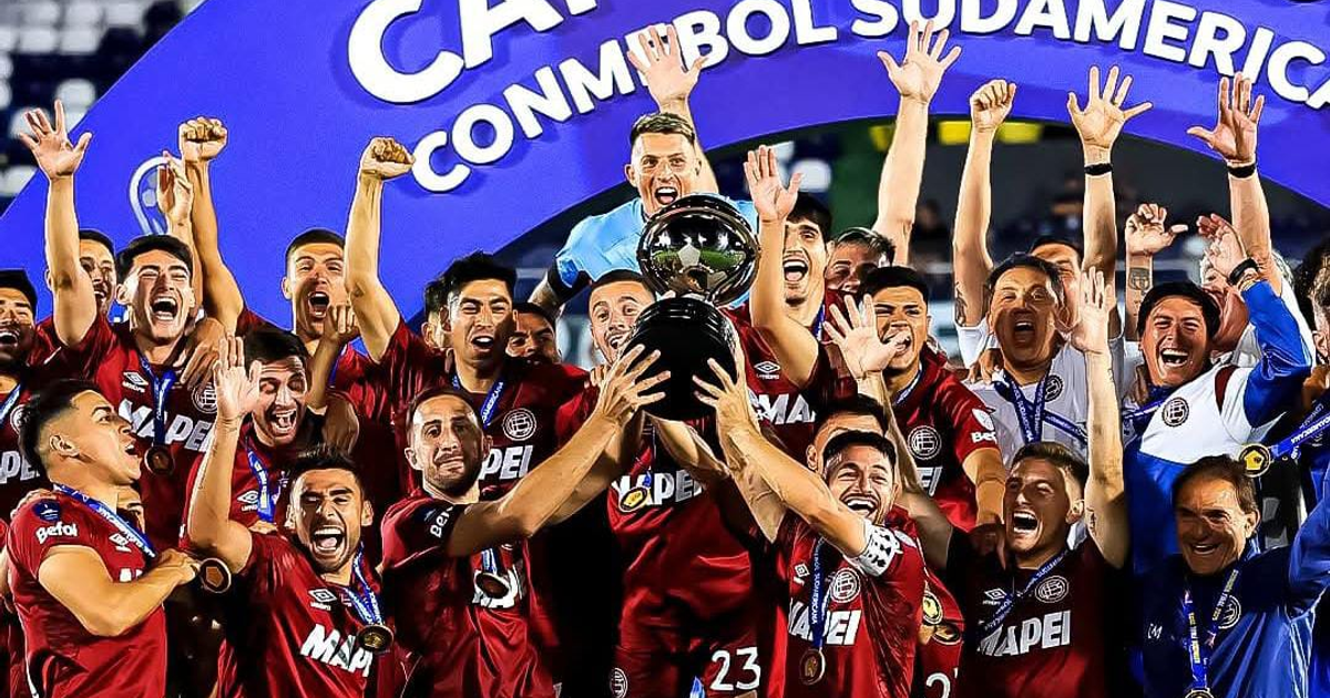 Jugadores de Lanús celebrando con el trofeo de la Copa Sudamericana 2025