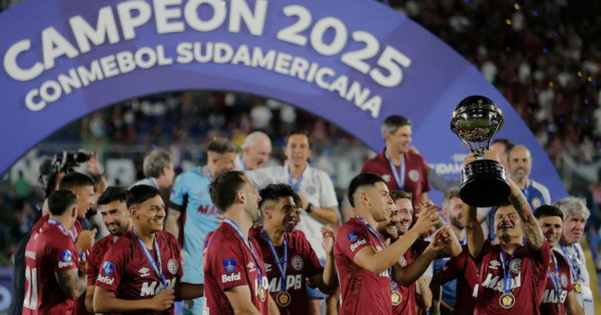 Jugadores de Lanús celebran con el trofeo de la Copa Sudamericana 2025