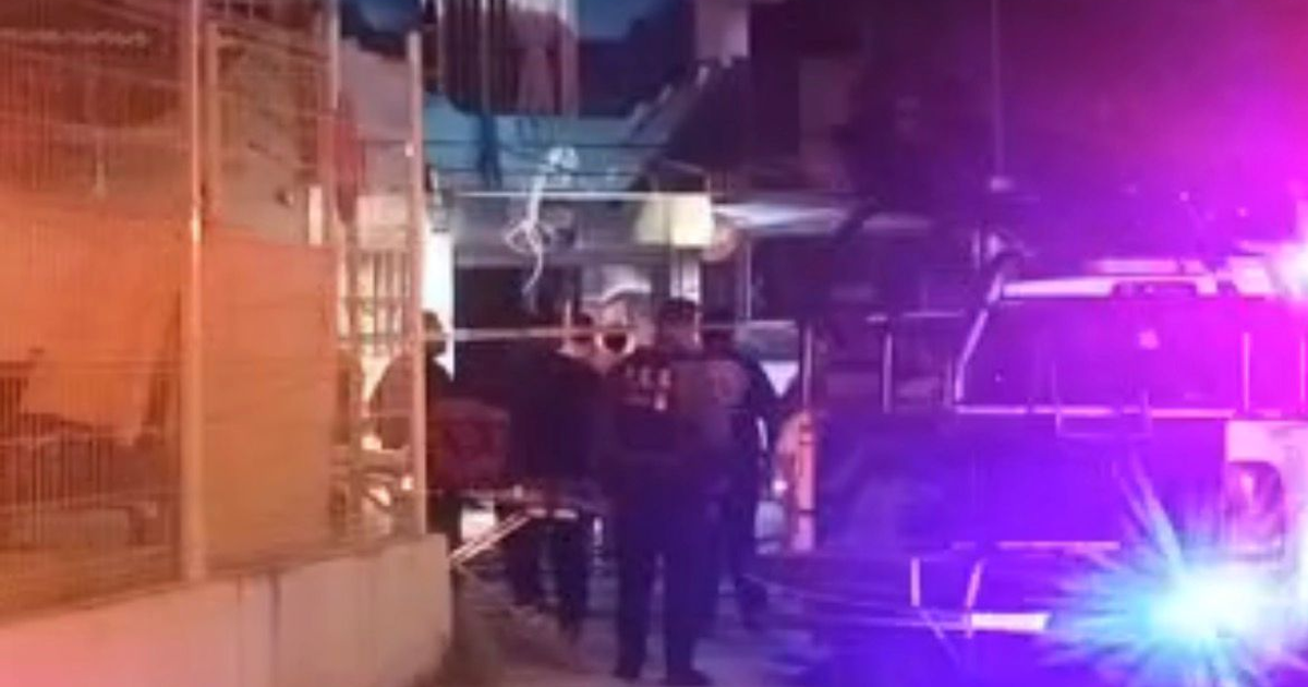 Policías y patrullero con luces de emergencia en escena nocturna de Mazatlán