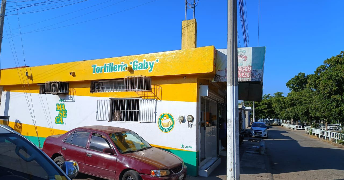 Fachada de la Tortillería Gaby en Culiacán, Sinaloa, con vehículos estacionados al frente y un cielo despejado.