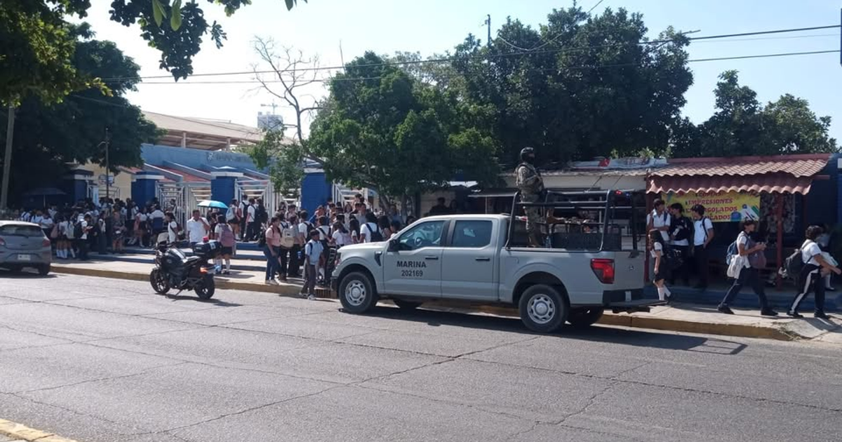 Operativo de la Marina en Mazatlán con estudiantes y vehículo militar
