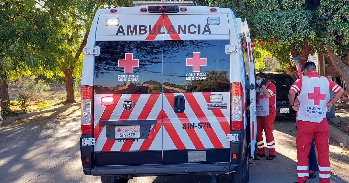Ambulancia de la Cruz Roja Mexicana en Los Mochis, Sinaloa, durante una emergencia.