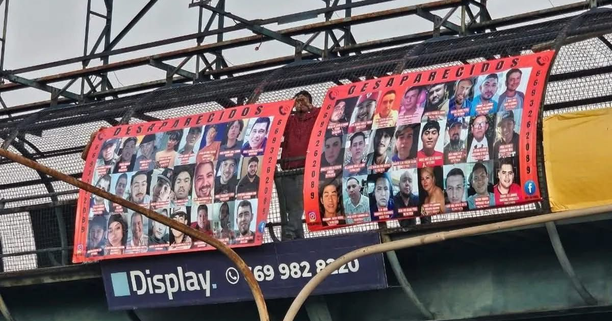 Carteles de personas desaparecidas en un puente en Mazatlán, parte de la campaña 'Por las Voces sin Justicia'.