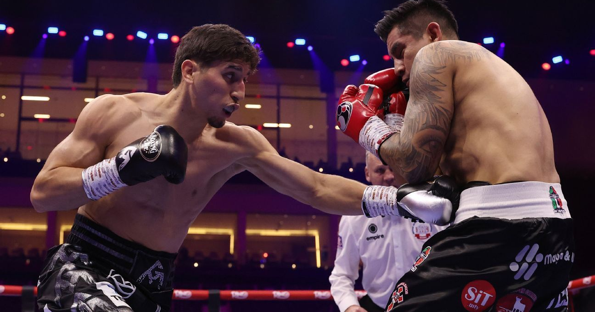 Boxeadores Marco Verde y Raphael Igbokwe en combate en Mazatlán