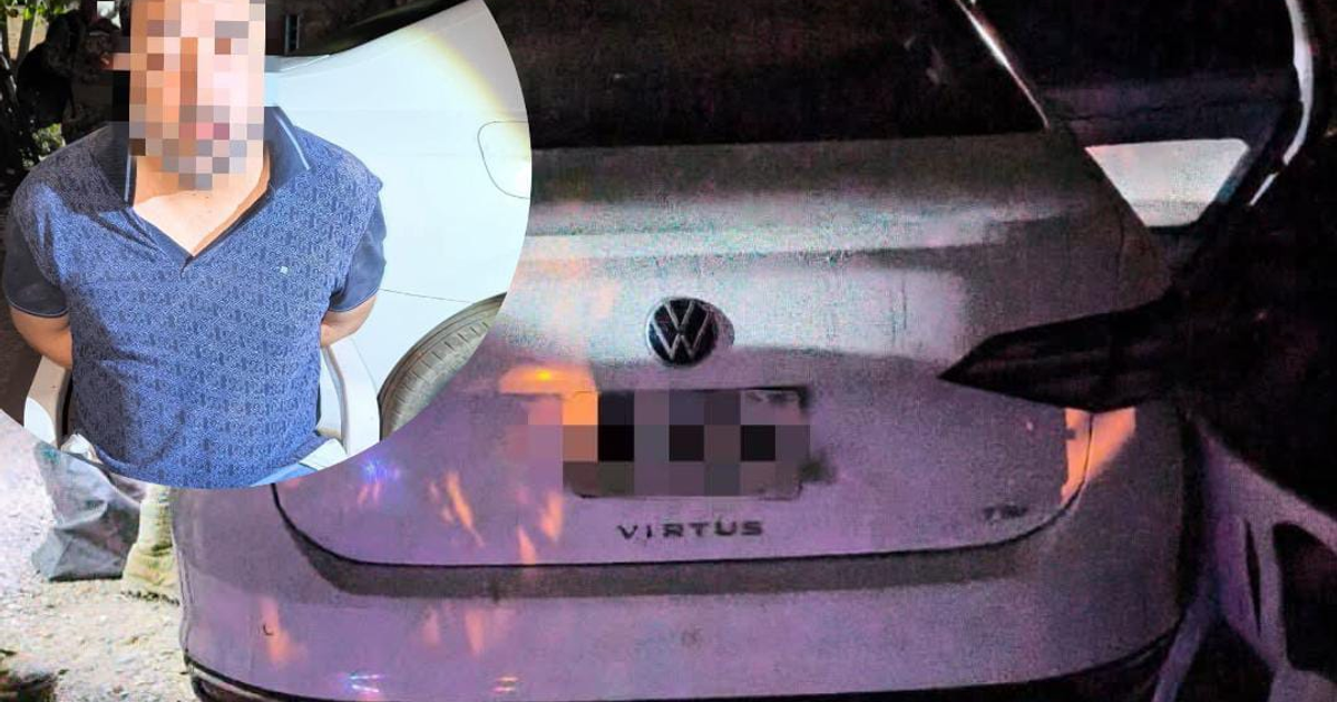 Persona sentada frente a Volkswagen Virtus durante operativo en Sinaloa