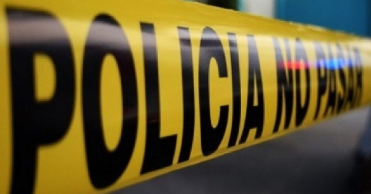 Cinta amarilla de restricción con texto 'POLICIA NO PASAR' en escena de crimen en Mazatlán.