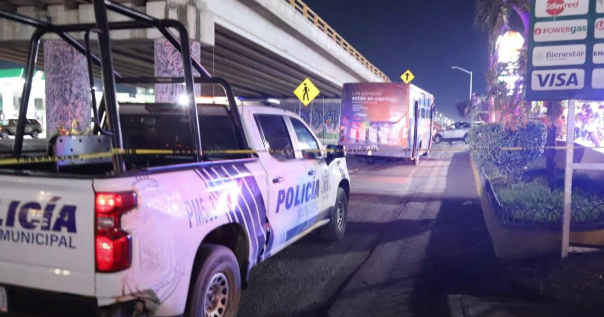 Accidente nocturno en Mazatlán con presencia policial y cordón de seguridad
