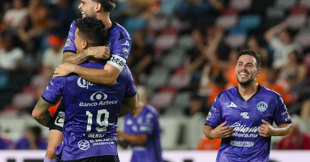 Jugadores de fútbol del Mazatlán celebrando un gol en el estadio