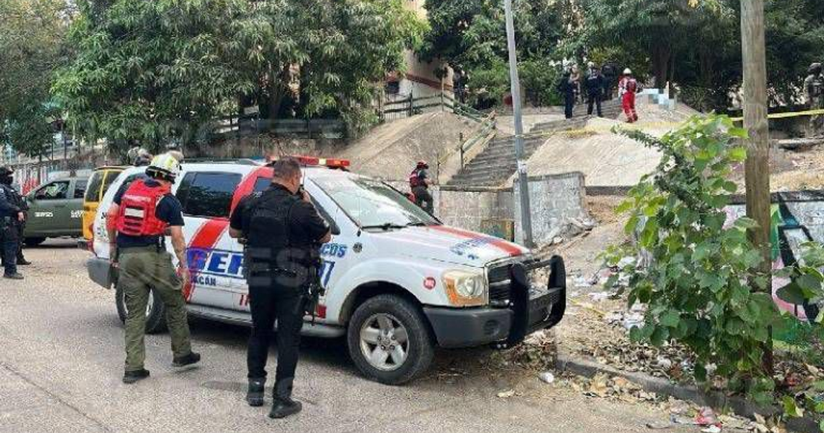 Escena de crimen con vehículos de emergencia en Culiacán tras asesinato de joven