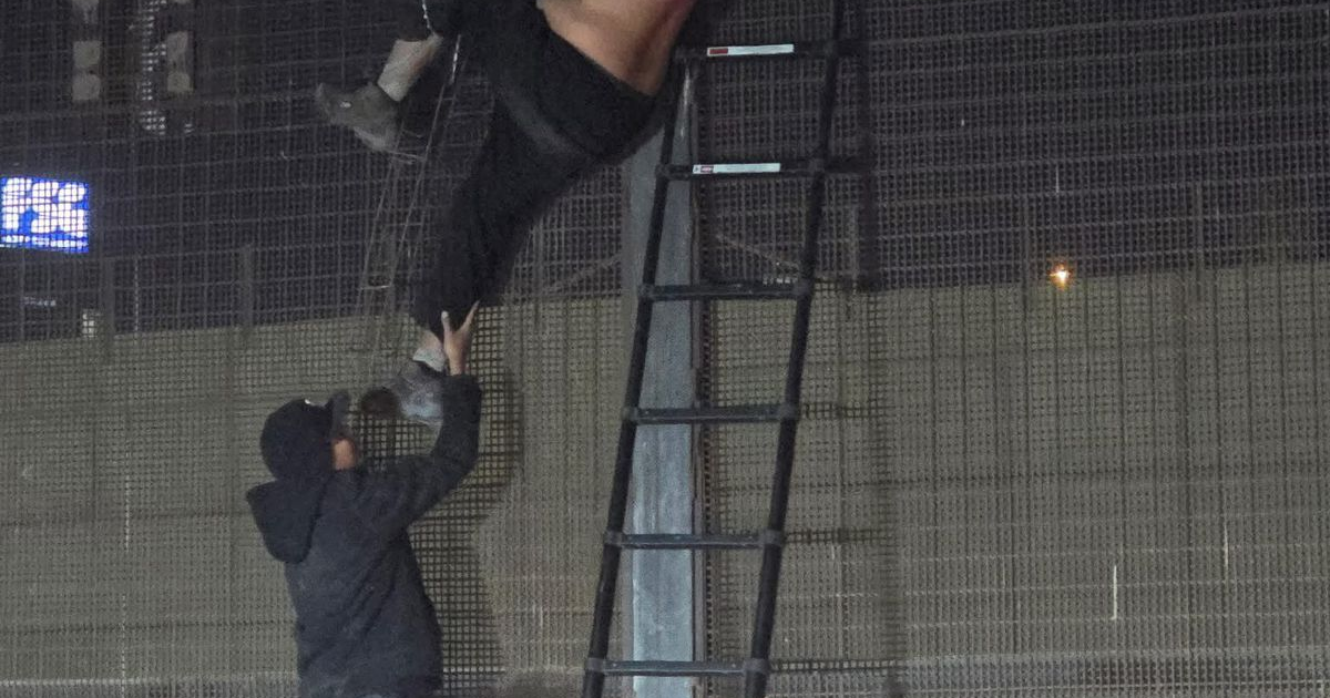 Migrante atrapado en alambre de púas en la frontera entre Ciudad Juárez y El Paso