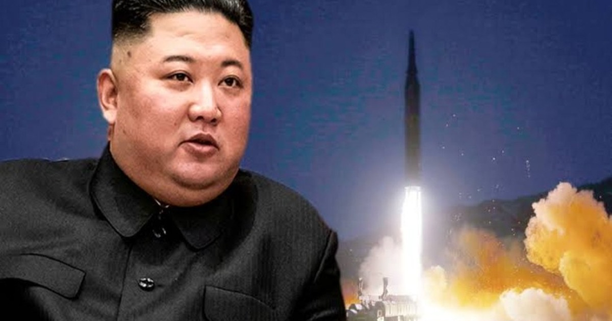 Persona observando el lanzamiento de un misil balístico en Corea del Norte