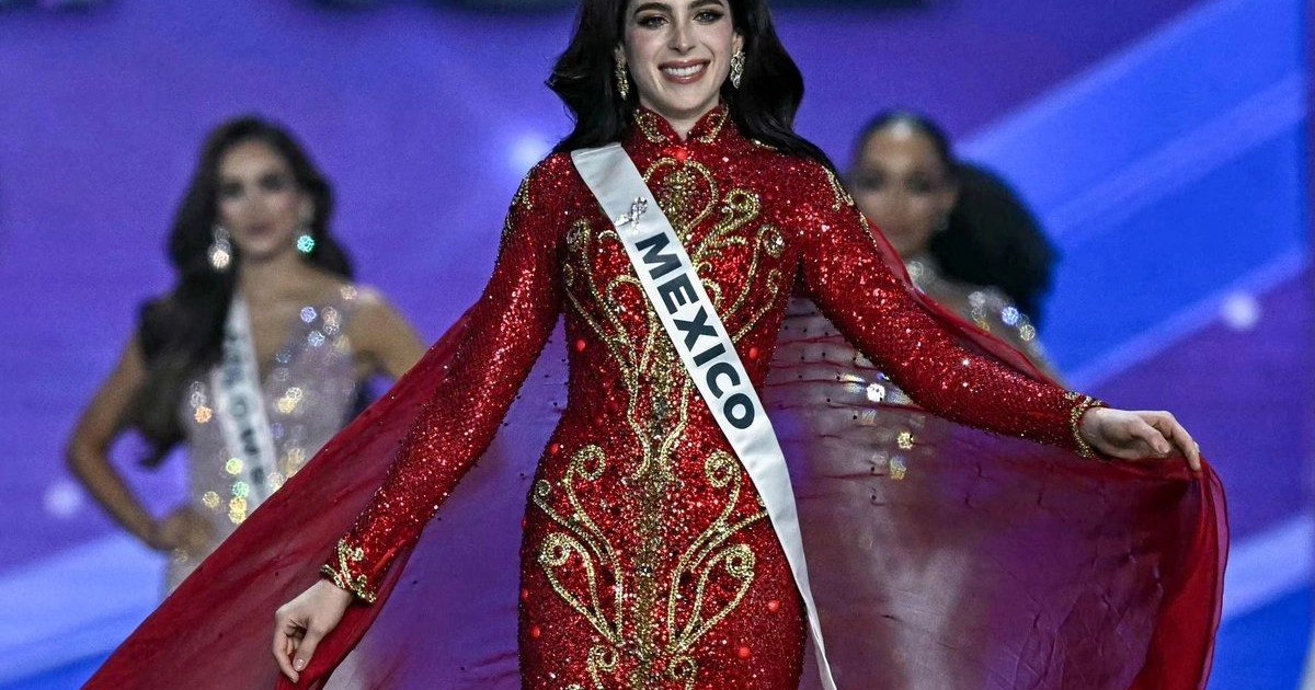 Fátima Bosch en vestido rojo durante Miss Universo 2025