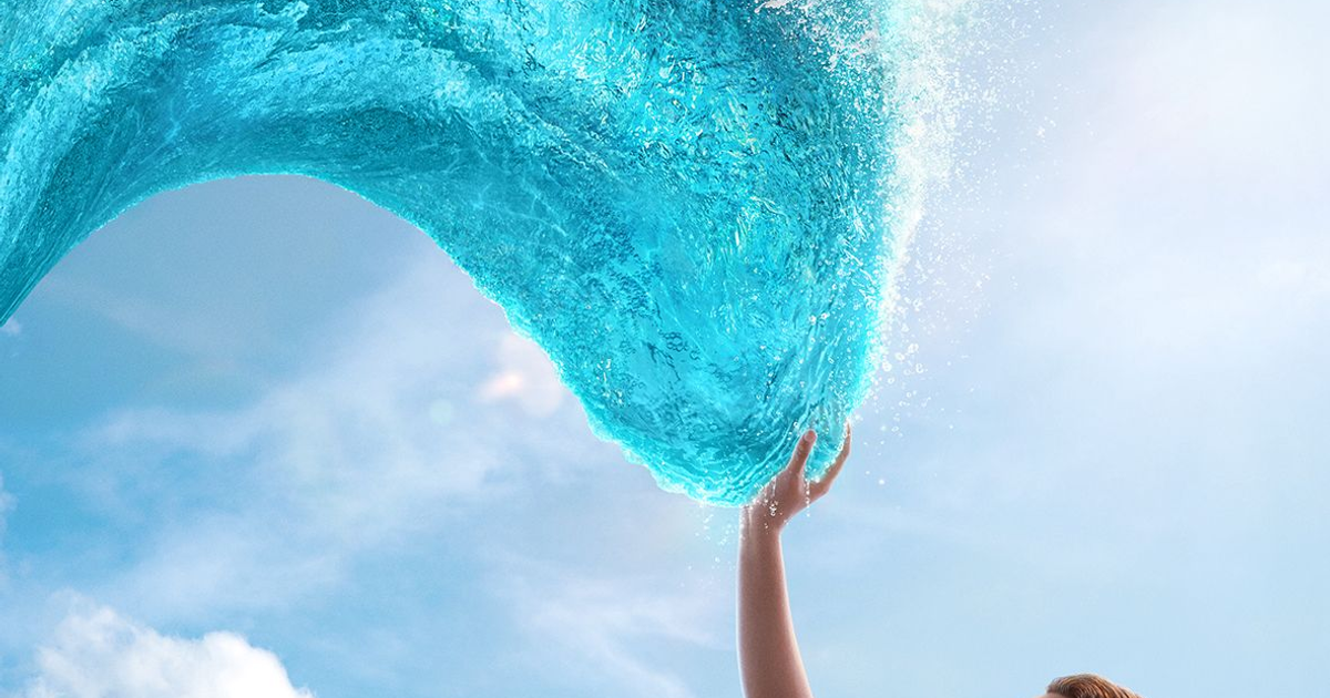 Mano sosteniendo agua azul en movimiento bajo un cielo claro, evocando una ola.