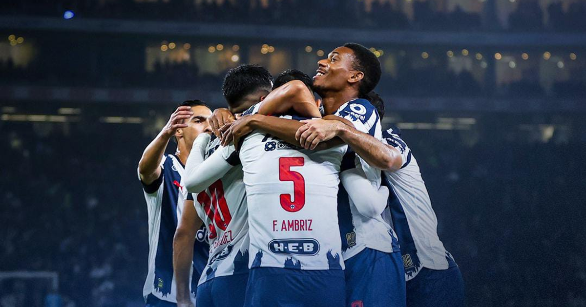 Jugadores del Monterrey celebran victoria en cuartos de final contra América