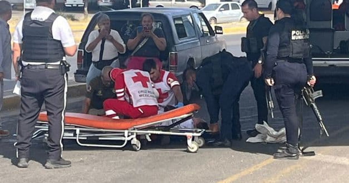 Rescatistas de la Cruz Roja atienden a motociclista accidentada en el distribuidor vial del Humaya