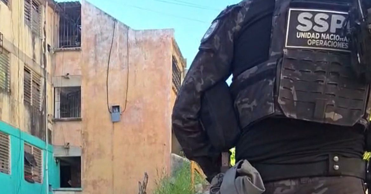 Agente de seguridad frente a edificios deteriorados tras homicidio en Culiacán