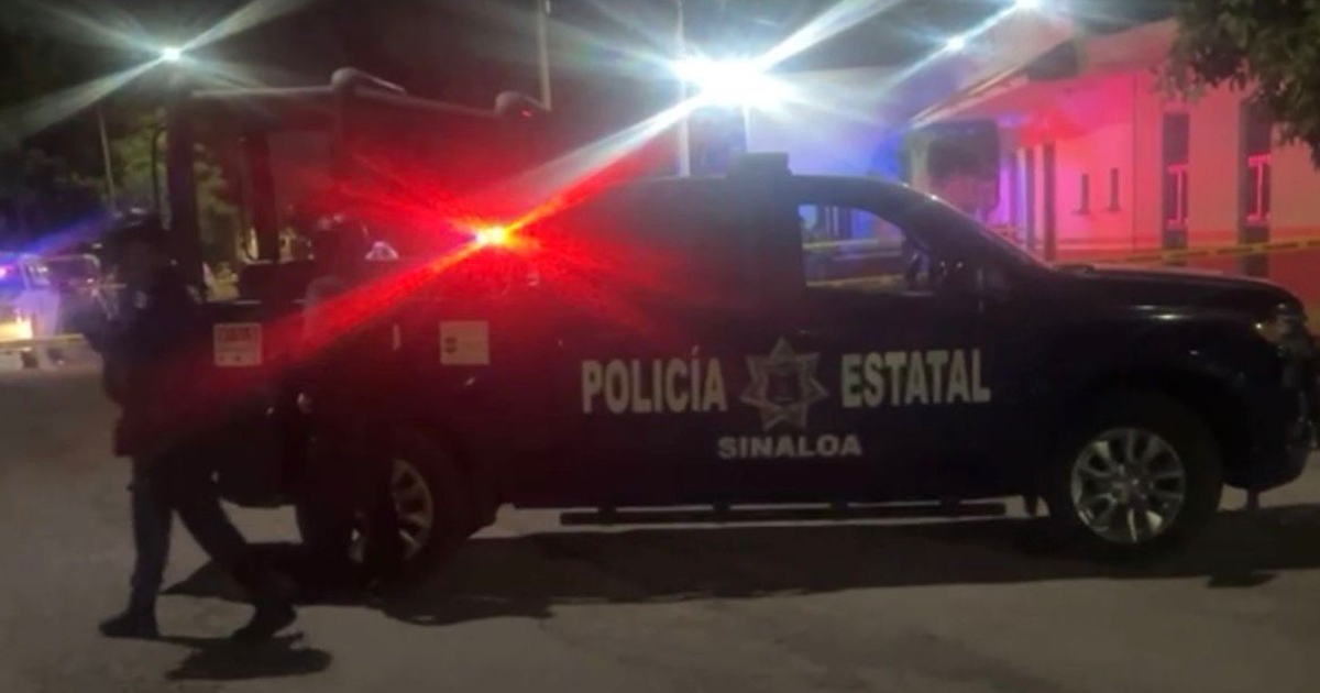 Vehículo de policía estatal de Sinaloa con luces de emergencia encendidas en operativo nocturno.