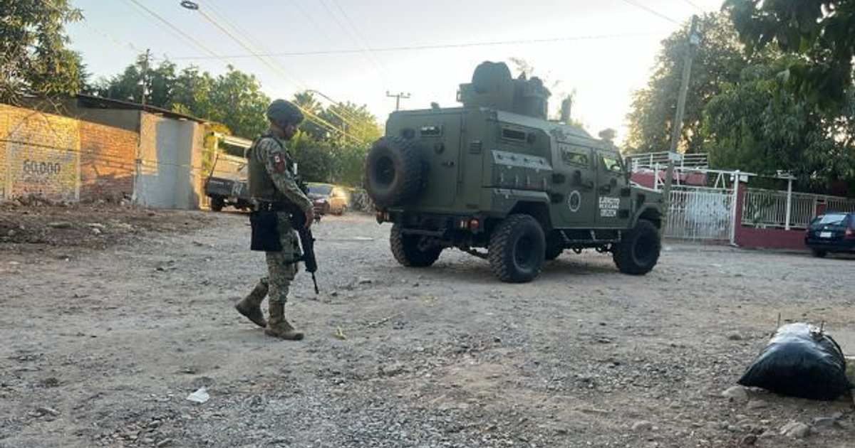 Soldado y vehículo militar en Culiacán tras homicidio de mujer.