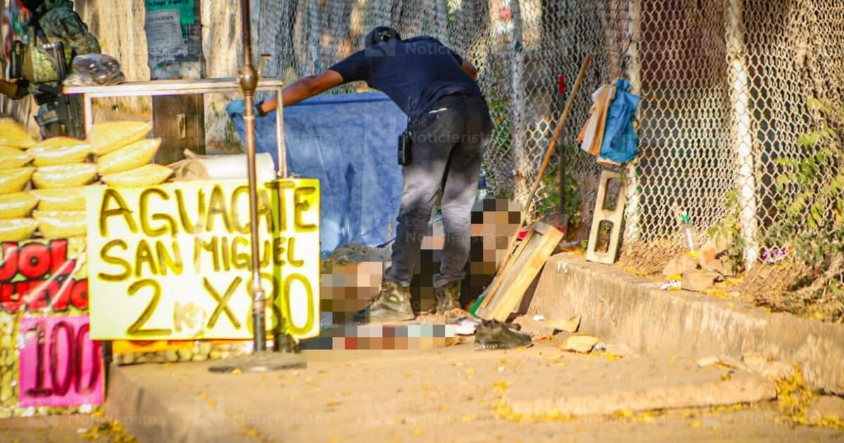 Escena del crimen en Culiacán, donde dos mujeres fueron atacadas a balazos en un puesto de venta de aguacate y frijol.