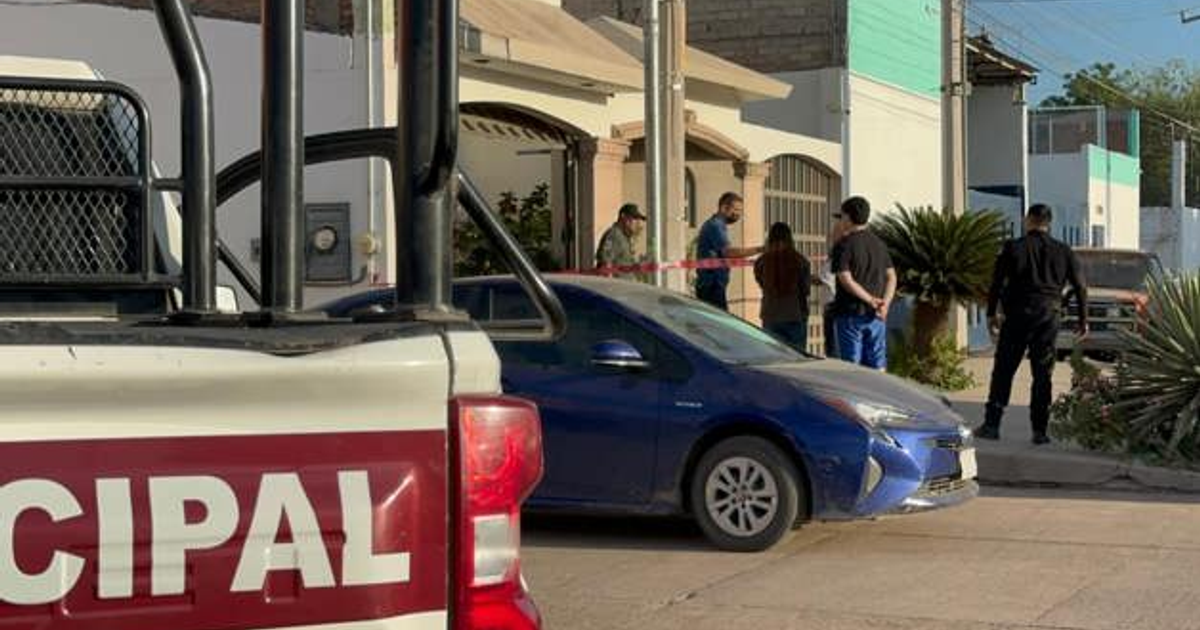 Vehículo policial y personas en la calle en Arboledas, Los Mochis, tras un incidente de inhalación de humo.