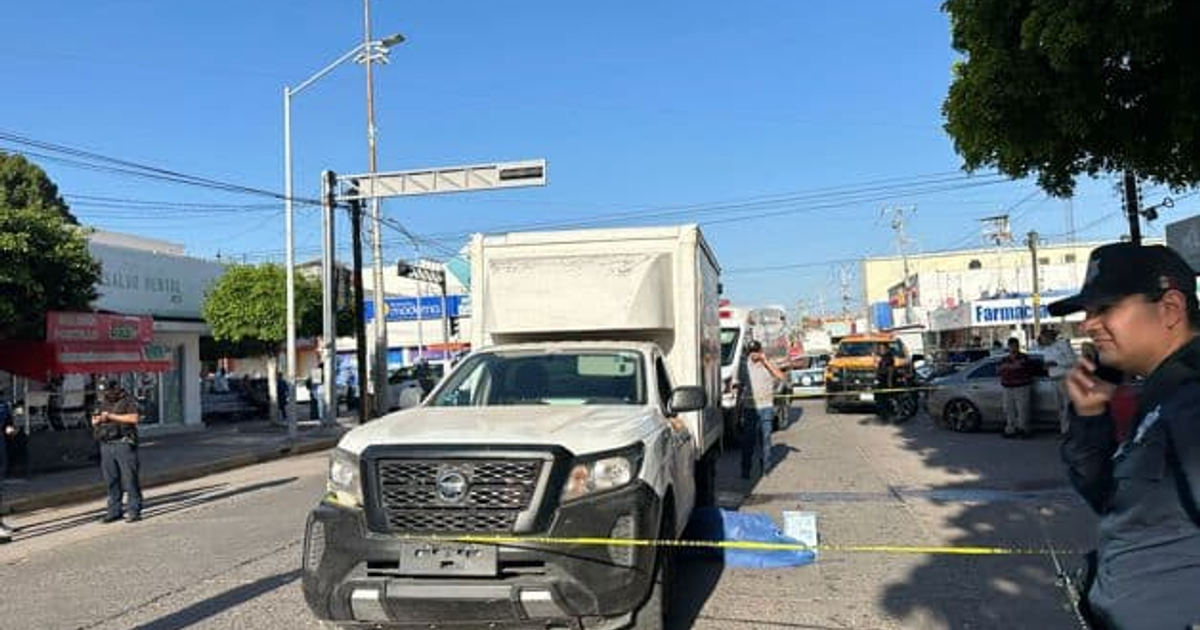 Escena de tráfico en calle Independencia con vehículos y presencia policial tras atropellamiento fatal.