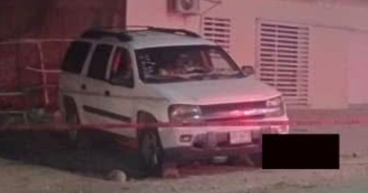 SUV blanco con cinta de advertencia en escena nocturna de accidente en Mazatlán