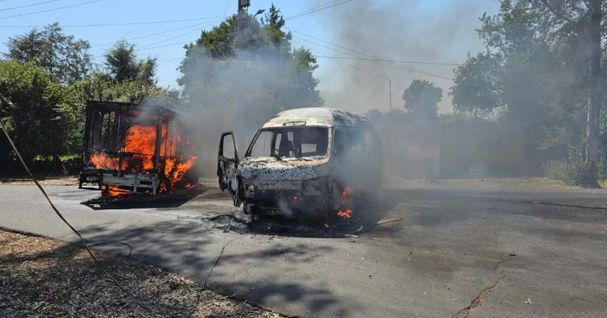 Vehículos incendiados en Michoacán durante narcobloqueos