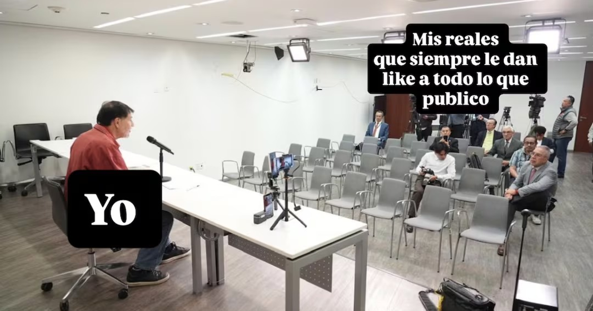 Senador Gerardo Fernández Noroña frente a sillas vacías durante conferencia de prensa con pocos asistentes y numerosos reporteros al fondo.
