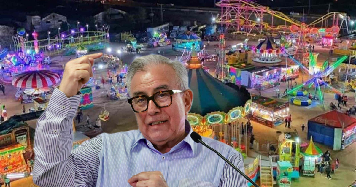 Conferencista en la feria ganadera de Sinaloa con atracciones iluminadas de fondo