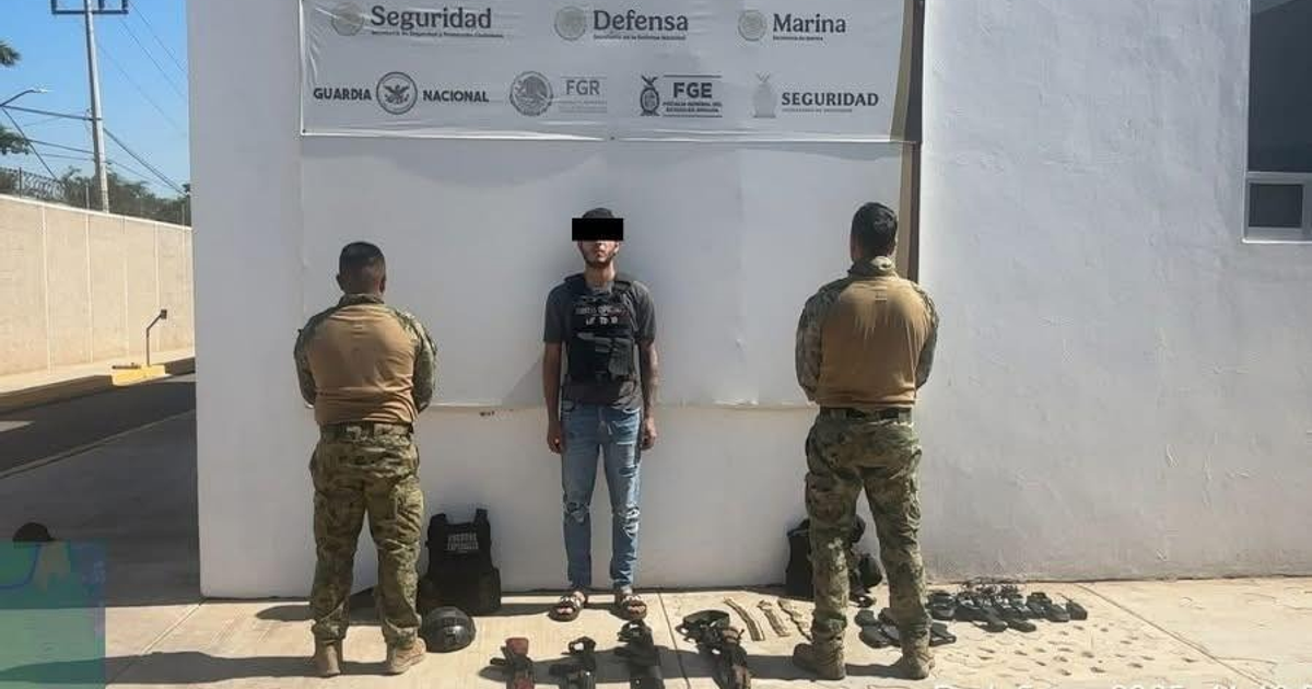 Hombre detenido por la Marina en Eldorado, Sinaloa, rodeado de militares y equipo asegurado.