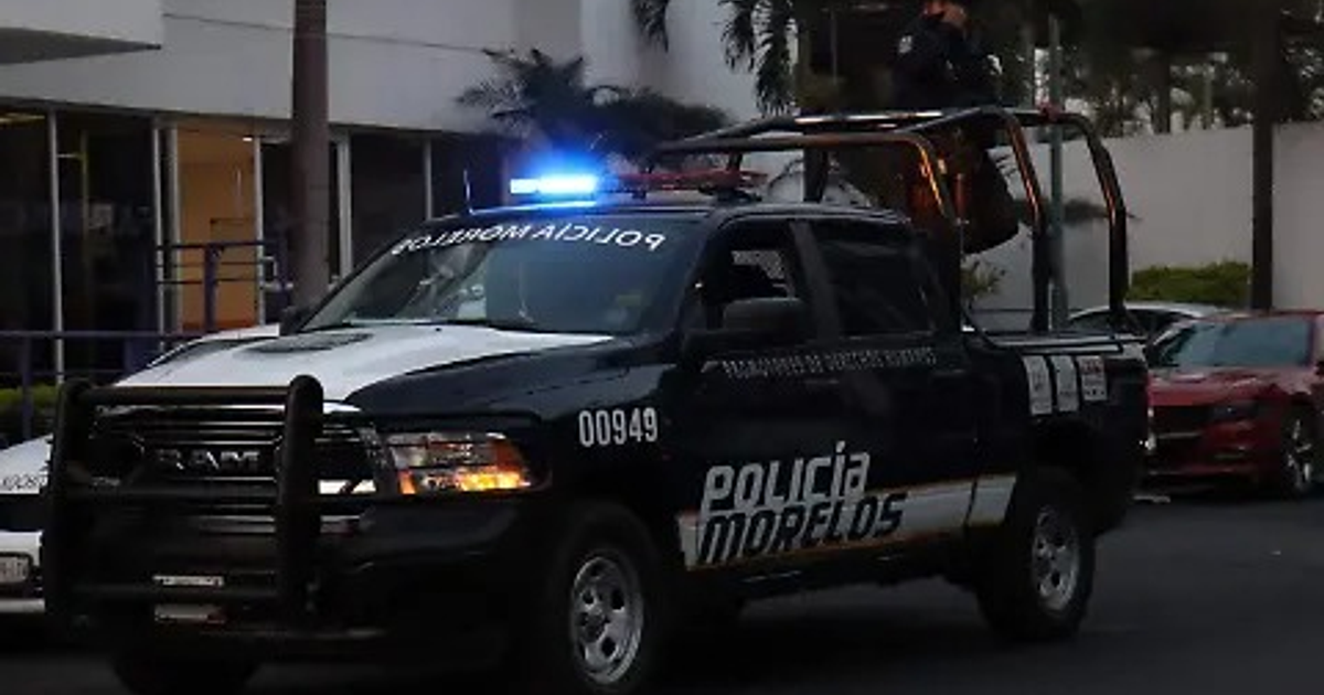 Camioneta de policía estatal de Morelos en escena urbana con oficial presente.
