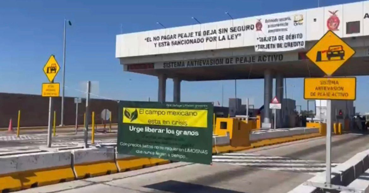Peaje bloqueado en Sinaloa por paro agrícola, ilustrando la crisis del campo mexicano.