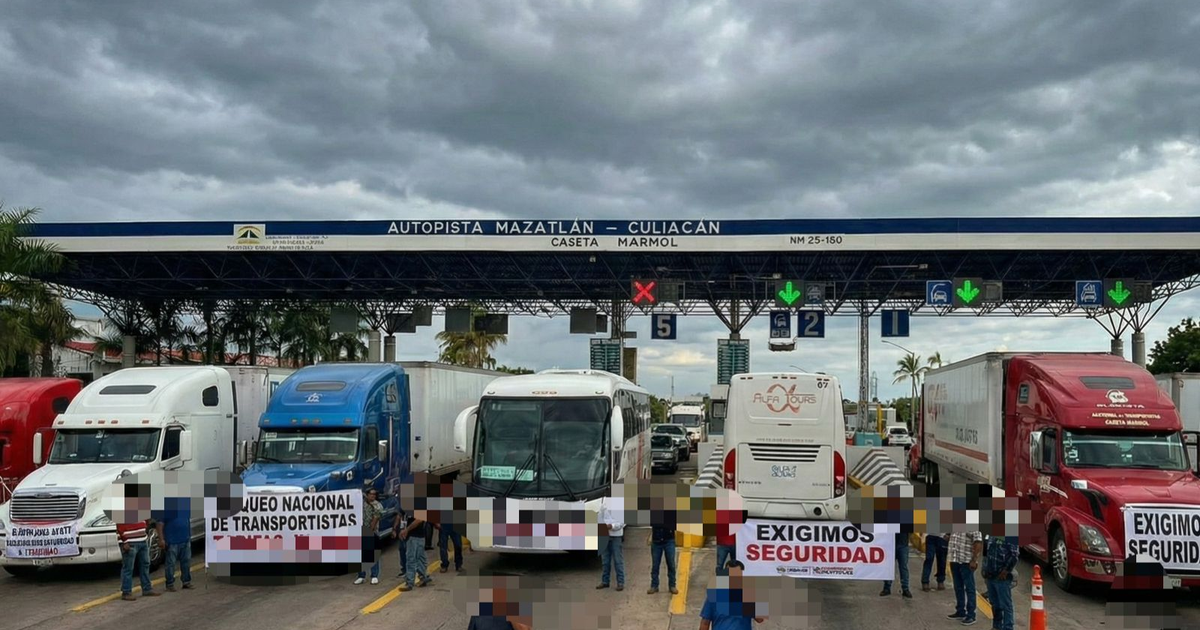 Manifestantes en peaje Mazatlán-Culiacán con pancartas por demandas de seguridad.
