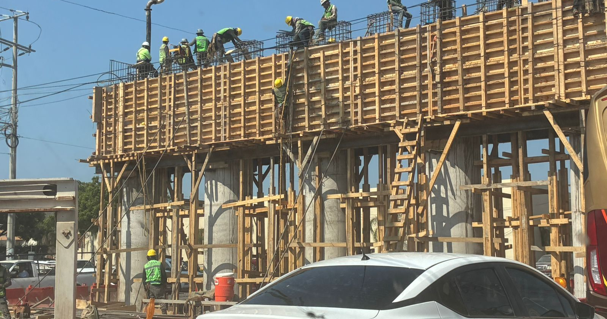 Trabajadores en la construcción del paso desnivel en Mazatlán