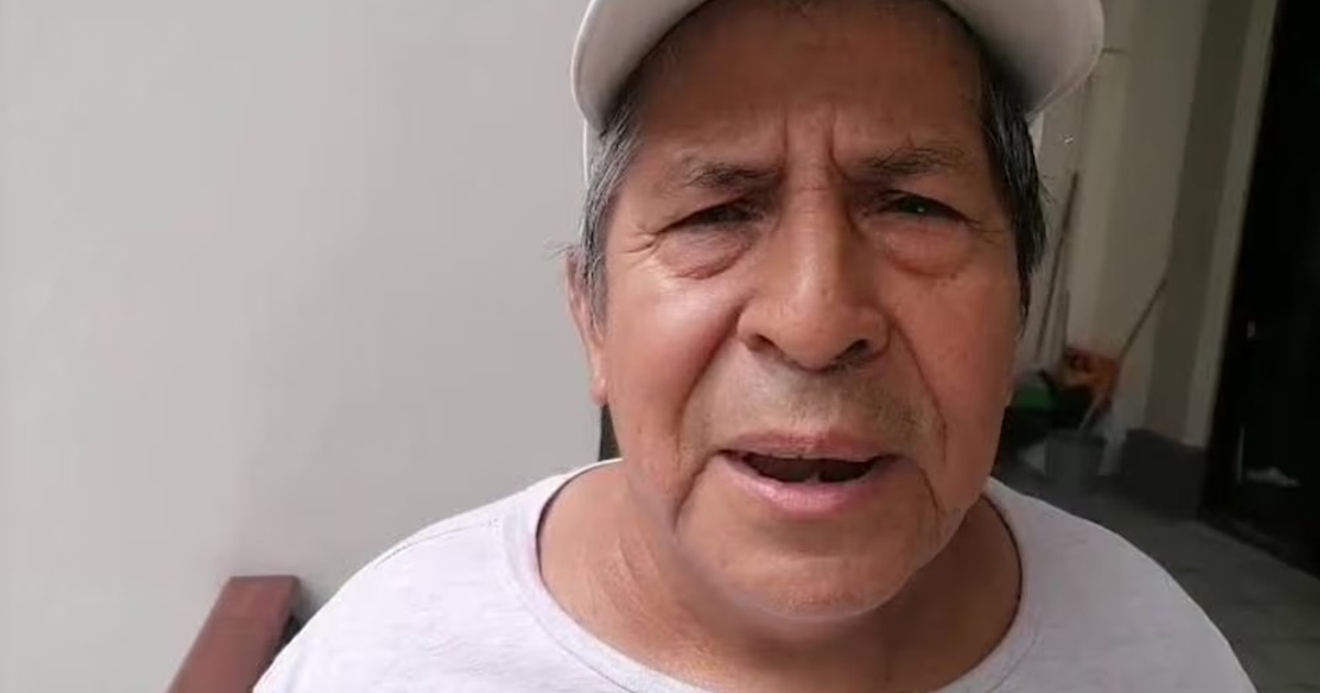 Hombre mayor con sombrero en entorno interior