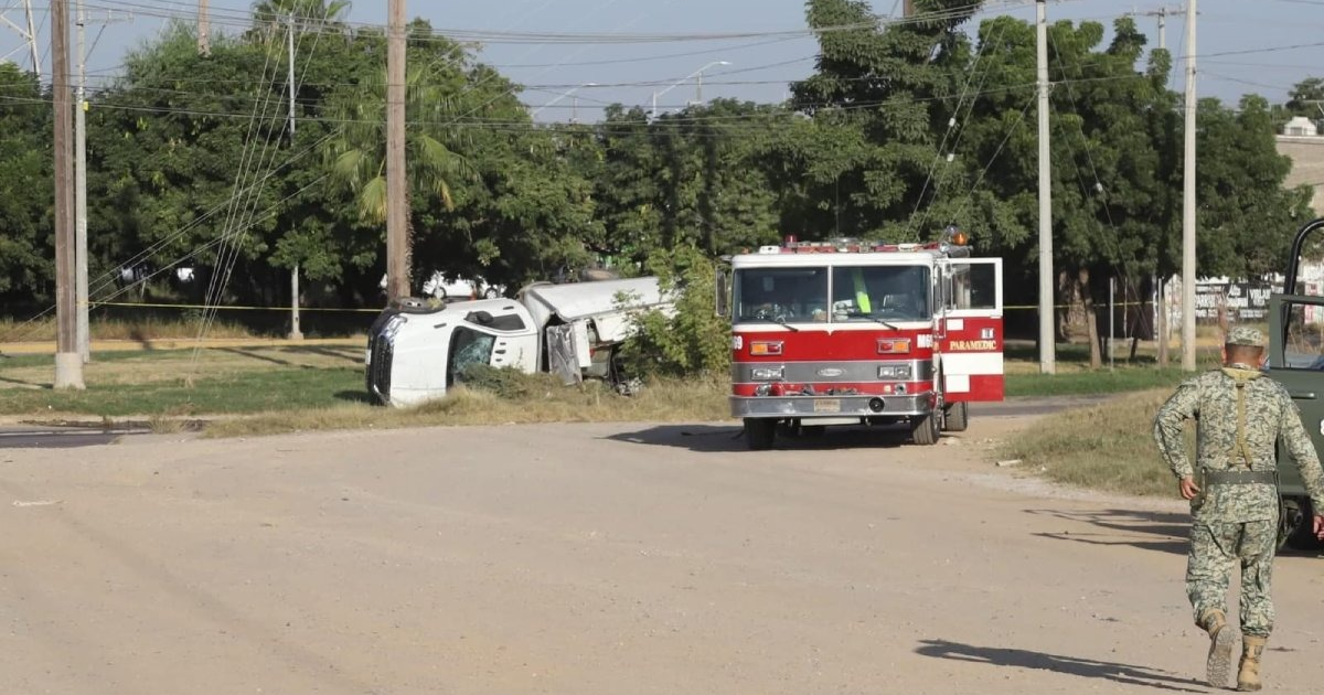 Accidente en Mazatlán: vehículo volcado y camión de bomberos en escena con militar