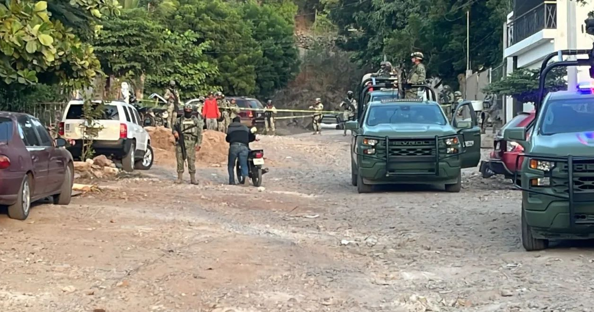 Operativo de seguridad en Culiacán tras ataque armado, con vehículos y personal militar en escena.