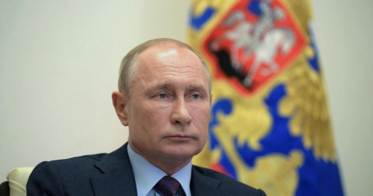 Persona en primer plano frente a fondo decorativo, relacionada con las negociaciones de paz Rusia-Ucrania.