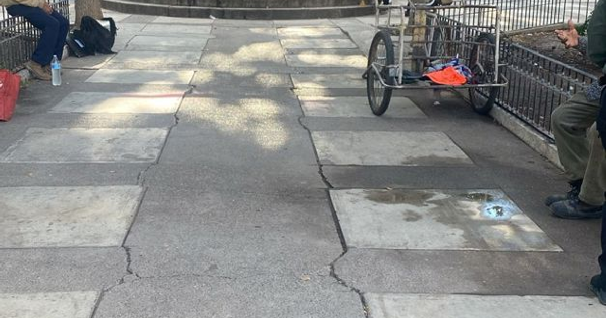 Área de concreto con losas en la plazuela 27 de septiembre, Ahome, Sinaloa, tras incidente violento con un hombre de la tercera edad.