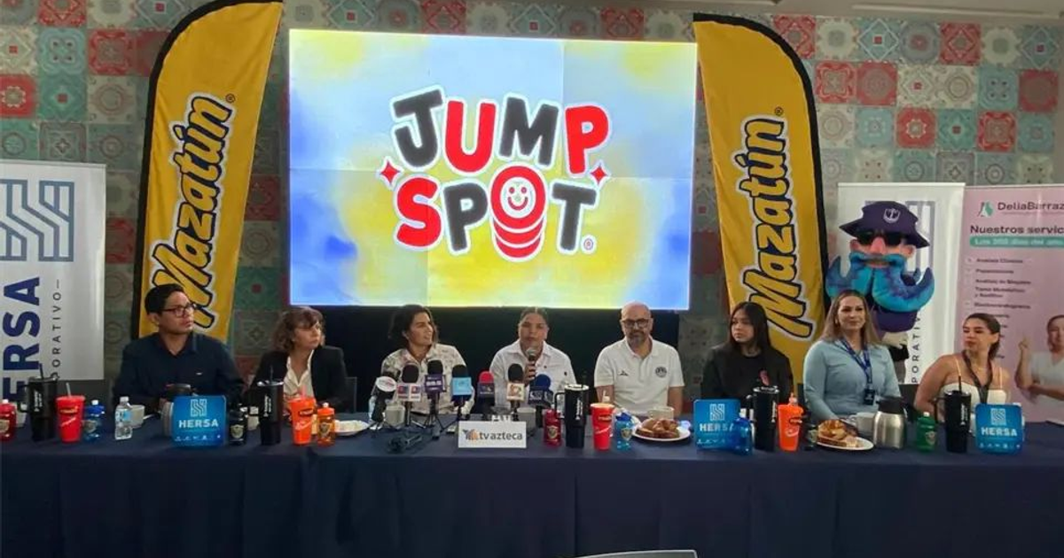 Conferencia de prensa del evento Píntate 5k Mazatún con cartel 'JUMP SPOT' y banderas de Mazatín.