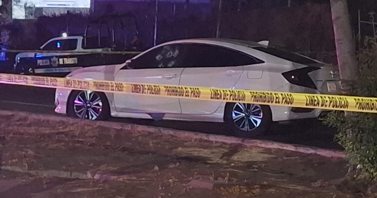 Honda Civic blanco detrás de cinta amarilla en escena del crimen nocturna en Culiacán