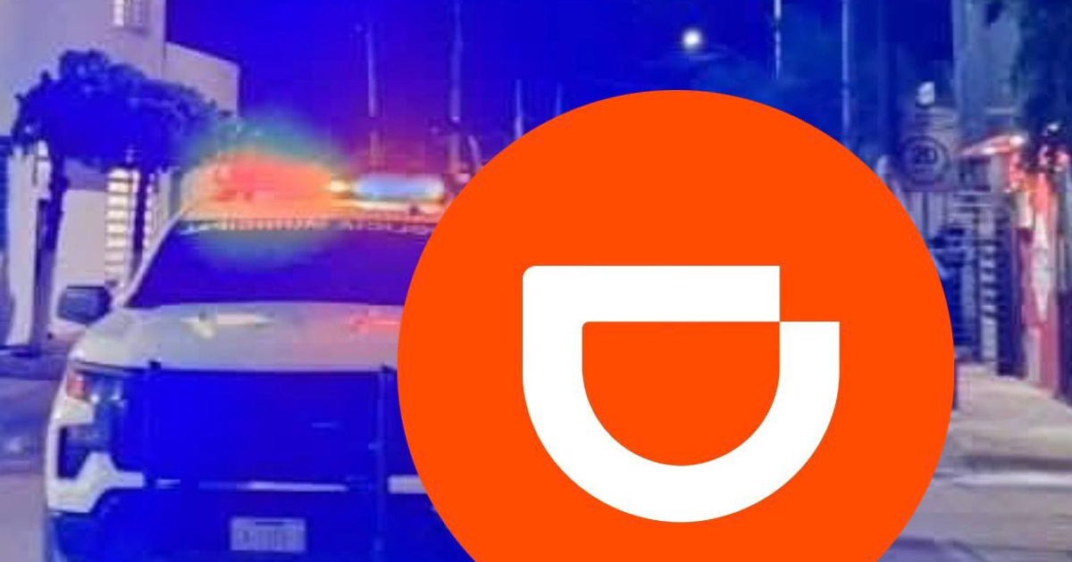 Vehículo policial con luces encendidas y logo de transporte en un entorno urbano nocturno
