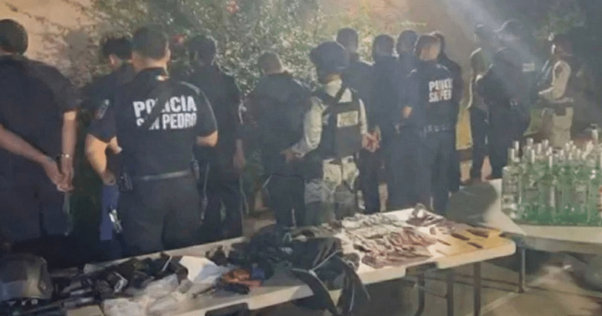 Policías durante un operativo nocturno en San Pedro Garza García, incautando objetos en una fiesta clandestina