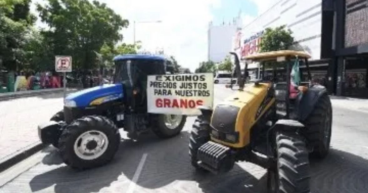 Tractores en protesta agrícola en Culiacán exigiendo precios justos para el maíz
