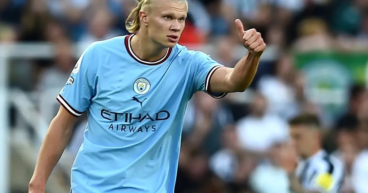Aficionado con camiseta de equipo de fútbol en partido