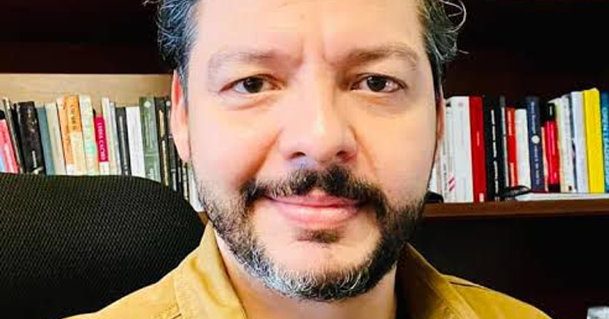 Biblioteca con estantes y libros, relacionada con el Premio Nacional de Periodismo 2024.