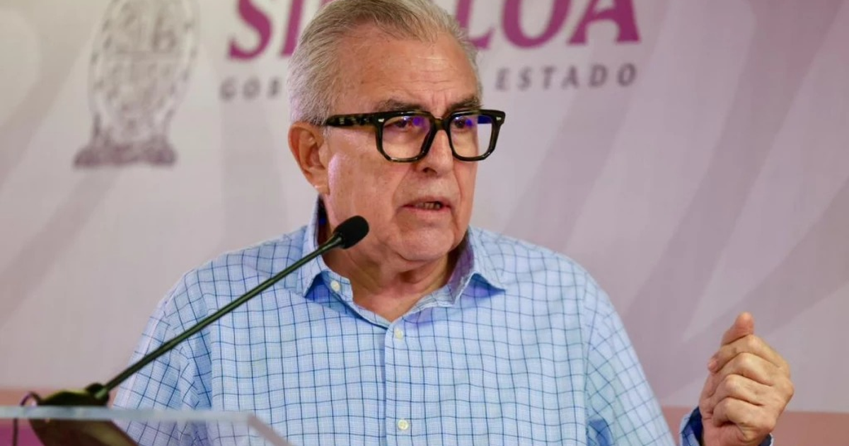 Gobernador Rubén Rocha Moya ofrece discurso sobre amenazas en redes.